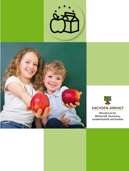 Kindergarten- und Schulkind mit Obst in der Hand