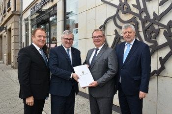 Wirtschaftsstaatssekretär Dr. Jürgen Ude überreicht den Förderbescheid an den Geschäftsführer der Stahlbau Magdeburg GmbH, Ralf Luther (2.v.r). Mit dabei waren IHK-Präsident Klaus Olbricht (r.) und IHK-Hauptgeschäftsführer Wolfgang März (l.).