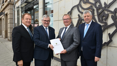 Wirtschaftsstaatssekretär Dr. Jürgen Ude überreicht den Förderbescheid an den Geschäftsführer der Stahlbau Magdeburg GmbH, Ralf Luther (2.v.r). Mit dabei waren IHK-Präsident Klaus Olbricht (r.) und IHK-Hauptgeschäftsführer Wolfgang März (l.).