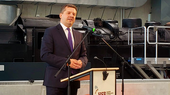 Minister Sven Schulze spricht bei der Eröffnung der gläsernen Dampflokwerkstatt in Wernigerode.