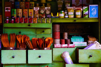 Schubladen mit Kollonialwaren in einem kleinen Ladengeschäft
