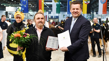 Minister Sven Schulze überreicht bei der Agra 2022 die Ehrentafel in Silber für besondere Tierzuchtverdienste