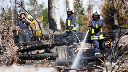Feuerwehrleute löschen einen Brand im Harz