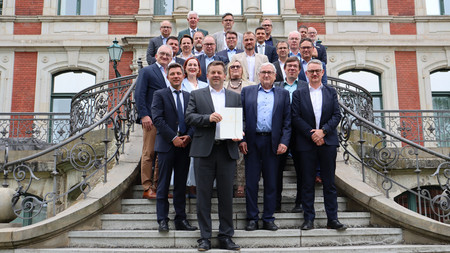Ministerpräsident Sven Schulze und Vertreterinnen und Vertreter des Bauernverbandes, Bauernbundes, der Kreditwirtschaft des Agrarhandels und weiter zuständiger Institutionen. 