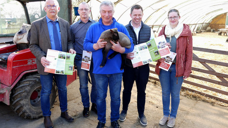 Wolfgang Oxe, Referent Ministerium für Wirtschaft, Tourismus, Landwirtschaft und Forsten, Dr. Hans-Jörg Rösler, Geschäftsführer Landeskontrollverband Sachsen-Anhalt e.V., Axel Schuster, Inhaber der Schäferei Schuster in Beuster, Dr. Jörg Bühnemann, Geschäftsführer der Agrarmarketinggesellschaft Sachsen-Anhalt, und Elisabeth Baurichter, Geschäftsführerin des Landesschafzuchtverbandes mit dem neuen „Atlas der Schaf- und Ziegenhalter“