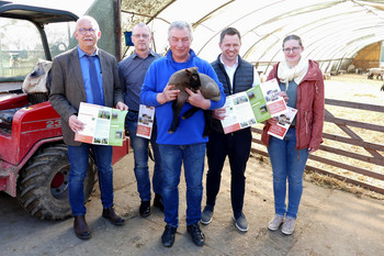 Wolfgang Oxe, Referent Ministerium für Wirtschaft, Tourismus, Landwirtschaft und Forsten, Dr. Hans-Jörg Rösler, Geschäftsführer Landeskontrollverband Sachsen-Anhalt e.V., Axel Schuster, Inhaber der Schäferei Schuster in Beuster, Dr. Jörg Bühnemann, Geschäftsführer der Agrarmarketinggesellschaft Sachsen-Anhalt, und Elisabeth Baurichter, Geschäftsführerin des Landesschafzuchtverbandes mit dem neuen „Atlas der Schaf- und Ziegenhalter“