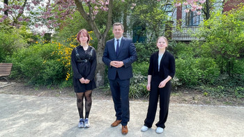 Minister Sven Schulze mit Teilnehmerinnen des Girls-Day 2022