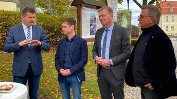 Minister Sven Schulze bei der Übergabe der Förderung für den Selketal-Stieg mit den Bürgermeistern der Städte Ballenstedt, Falkenstein/Harz und Harzgerode