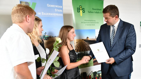 Minister Sven Schulze bei Zeugnisübergabe an Absolventinnen und Absolventen "Grüner Berufe"