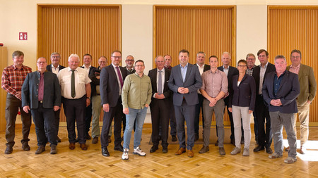 Minister Sven Schulze und Staatssekretär Gert Zender mit den neuen Mitgliedern des Landesbeirates Holz