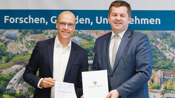 Minister Sven Schulze übergibt Fördermittel für die Technologie- und Gründerzentren Halle (Saale)