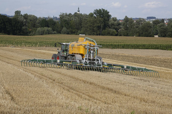 Düngemitteltraktor auf einem Feld