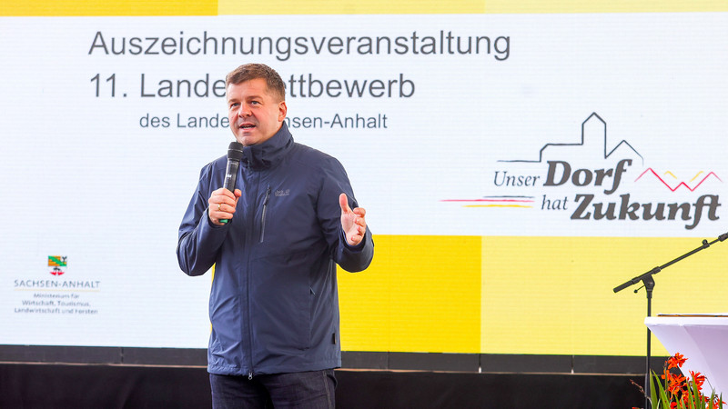 Minister Sven Schulze bei der Auszeichnungsveranstaltung zum 11. Landeswettbewerb "Unser Dorf hat Zukunft"