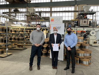 Staatssekretär Dr. Jürgen Ude (Mitte) übergibt einen Fördermittelbescheid an den Geschäftsführer der Deutsche Basalt Faser GmbH, Georgi Gogoladze (links) im Beisein von Dr. Robert Brüll (rechts), Geschäftsführer FibreCoat GmbH, Aachen