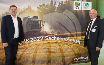 Landwirtschaftsminister Sven Schulze und Staatssekretär Gert Zender vor dem Plakat zur Sonder-Agrarministerkonferenz