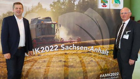 Landwirtschaftsminister Sven Schulze und Staatssekretär Gert Zender vor dem Plakat zur Sonder-Agrarministerkonferenz