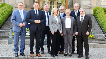 Wirtschaftsminister Sven Schulze und Jürgen Ude bei der offiziellen Verkündigung der Avnet-Investition in Bernburg