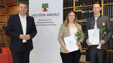 Minister Sven Schulze mit den erfolgreichen Forstreferendaren 2022 aus Sachsen-Anhalt