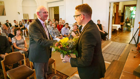 Zeugnisübergabe Garten- und Landschaftsbauer Staatssekretär Gert Zender gratuliert einem Absolventen der Ausbildung zum Garten- und Landschaftsbauer