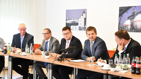 Minister Sven Schulze spricht mit Geschäftsleitung und Belegschaft bei SKW Piesteritz.