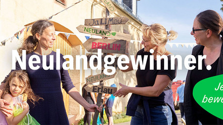 Drei Frauen und ein Mädchen werden hinter dem Schriftzug "Neulandgewinner." gezeigt und es wird der Aufruf "Jetzt bewerben!" dargestellt. Es handelt sich um ein Teaserbild für den Aufruf zur Teilnahme am Förderwettbewerb "Neulandgewinner" für den ländlichen Raum.