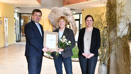 Tourismusminister Sven Schulze übergibt die Zertifikate für barrierefreie touristische Angebote in Magdeburg