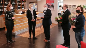 Staatssekretär Dr. Jürgen Ude übergibt die Zertifizierung für Barrierefreies Reisen an Vertreter des ArtHotel Kiebitzberg in Havelberg