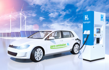 Auto mit der Aufschrift "zero emission" an einer Tankstelle für grünen Wasserstoff (H2)