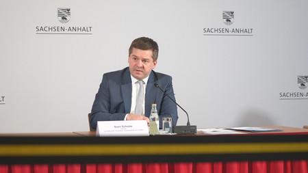 Wirtschaftsminister Sven Schulze spricht bei der Landespressekonferenz