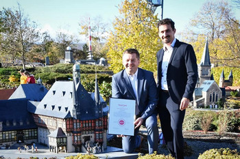 Minister Sven Schulze mit Tobias Kascha, Oberbürgermeister von Wernigerode, im Miniaturenpark Wernigerode