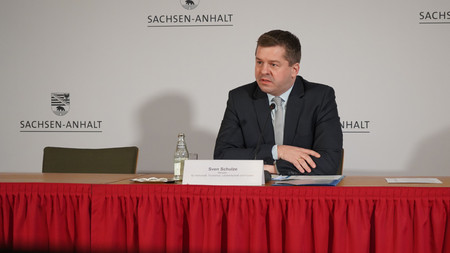 Sachsen-Anhalts Wirtschaftsminister Sven Schulze stellt bei der Landespressekonferenz den Bericht zur Lage der Landwirtschaft vor