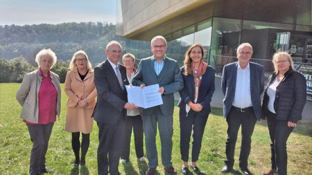 Staatssekretär Gert Zender überreicht Förderbescheid für Modernisierung der "Arche Nebra"