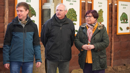 Staatssekretär Gert Zender beim "Tag des Baumes" in Silberhütte mit Harzgerodes Bürgermeister Marcus Weise und der Landtagsabgeordneten Angela Gorr