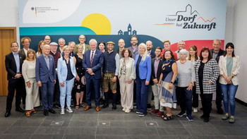 Bundesminister Rainer mit den Mitgliedern der Jury des Wettbewerbes "Unser Dorf hat Zukunft" zum Start der Jurybereisung