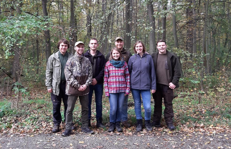 Gruppenfoto der sieben Anwärter/-innen im Dualen Studium Forst