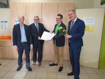 Staatssekretär Dr. Jürgen Ude überreicht das Zertifikat für "Geprüfte Barrierefreiheit" an Vertreter der Jugendherberge Bernburg
