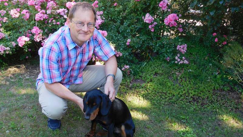 Tierschutzbeauftragter Marco König mit einem Hund