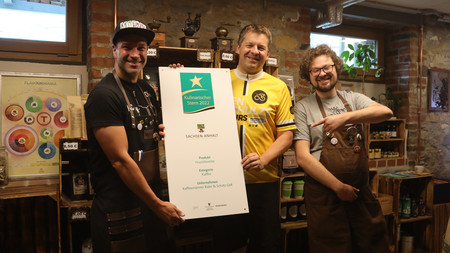 Hofschild "Kulinarisch Sterne" Kaffeemänner Aschersleben Minister Sven Schulze übergibt das Hofschild für einen "Kulinarischen Stern" an die Kaffeemänner aus Aschersleben.